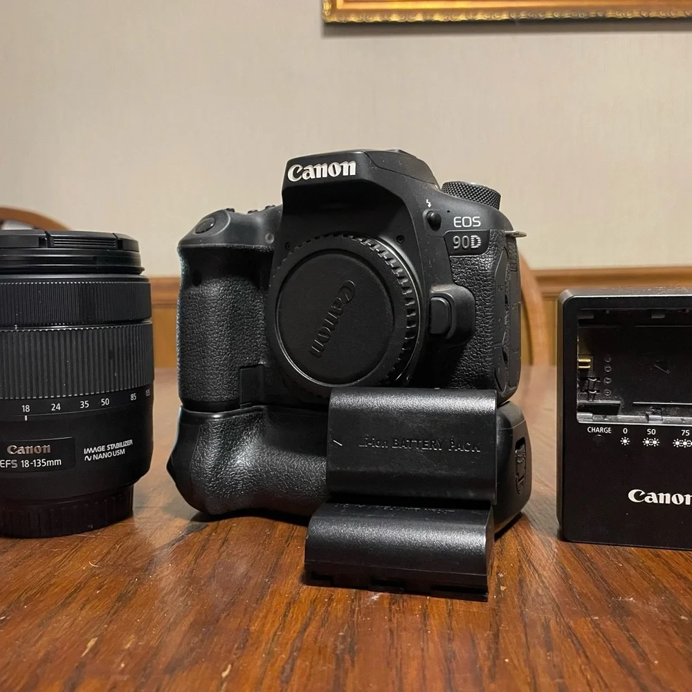 Canon 90D, Efs 18-135mm, 2 batteries, battery grip, charger